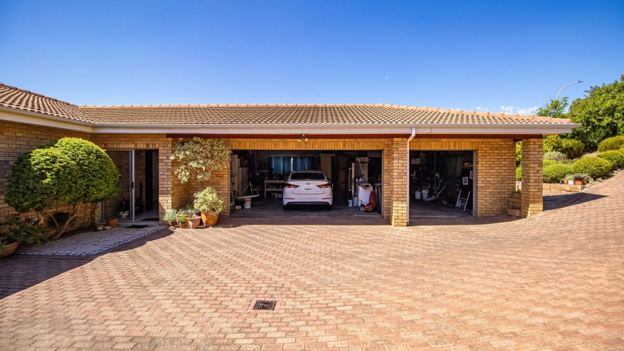 5 Bedroom Property for Sale in Mountainside Western Cape